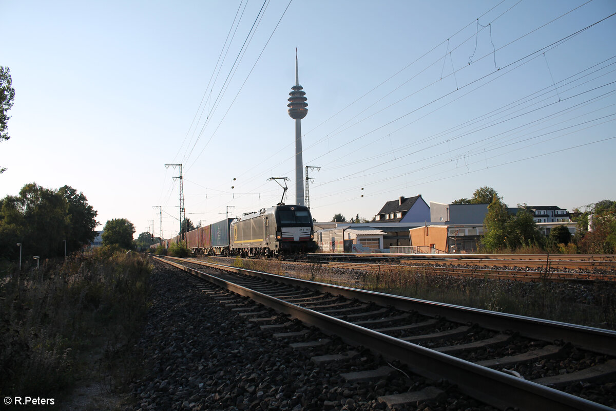 X4E 867 zieht mit einem Containerzug durch Nürnberg Hohe Marter. 21.09.24