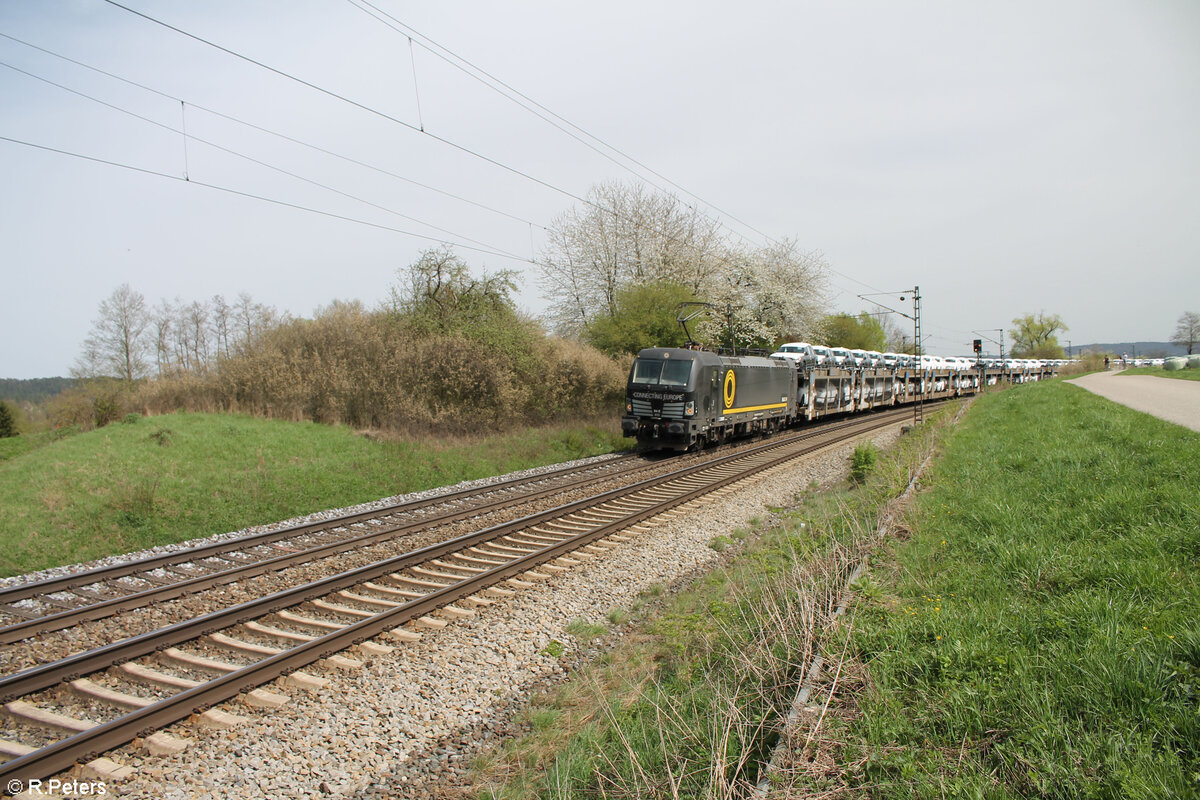 X4E 875 alias 193 875 ex  Connection Europe  mit einem Autotransportzug BMW bei P�lling in der Kurve. 07.04.24
