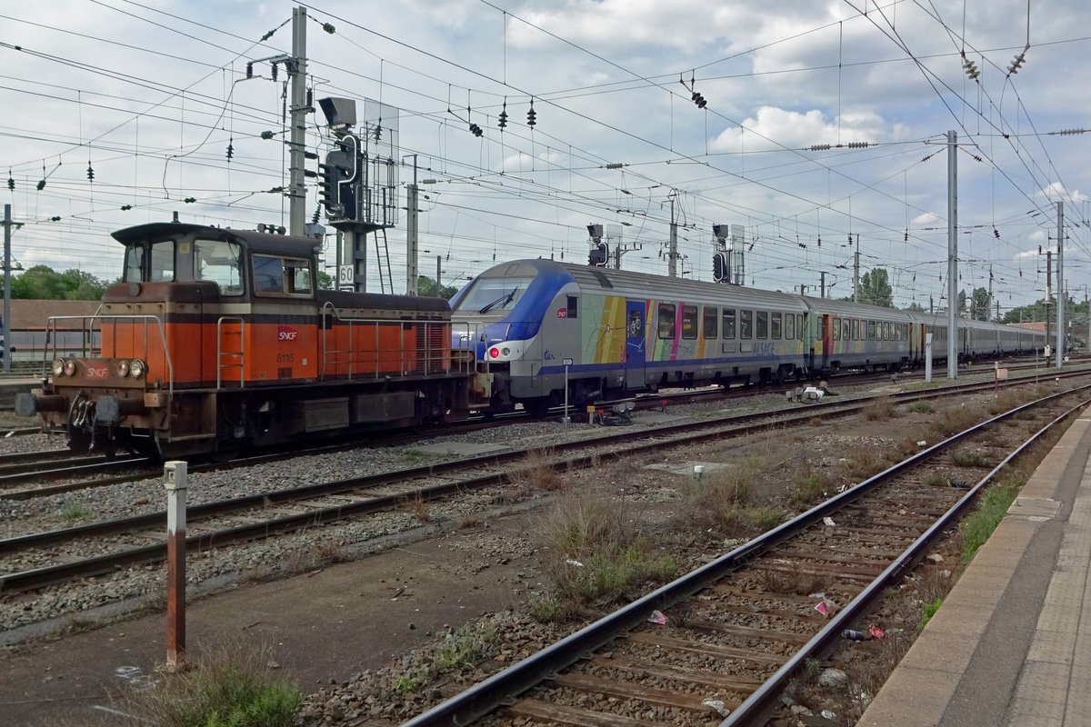 Y 8116 rangiert am 29 Mai 2019 in Strasbourg Gare Centrale. Y 8116 tragt noch die Originallackierung; die CoRail dagegen tragen schön den 3.Lackierung.