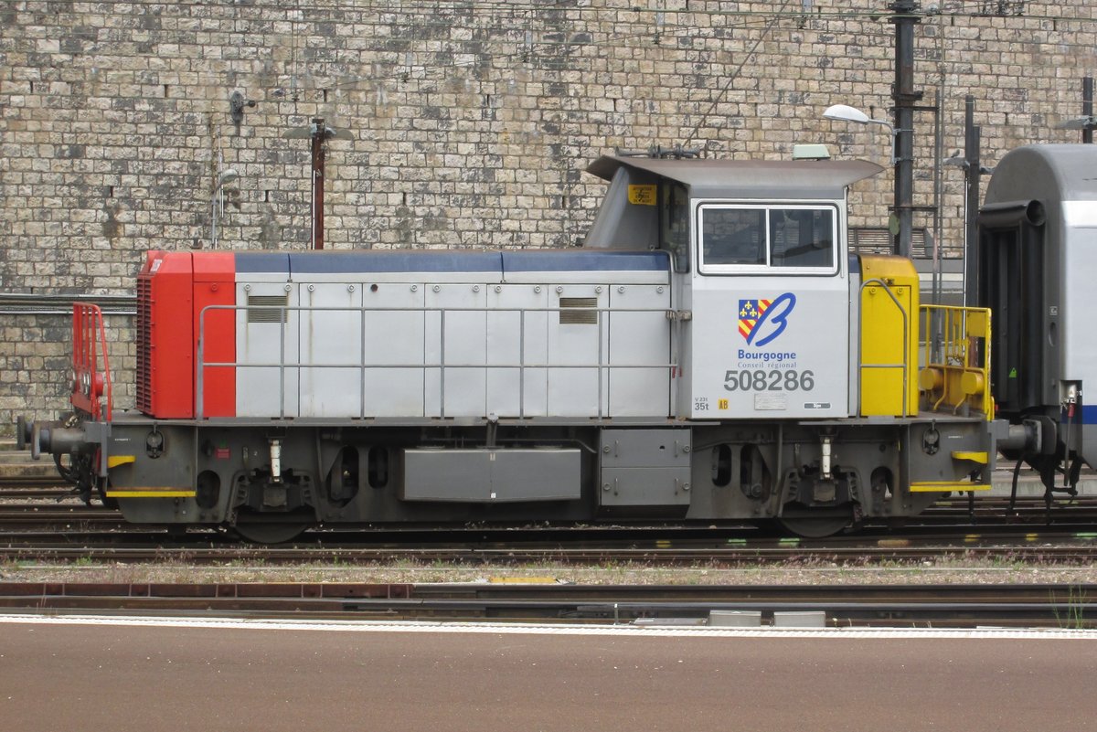 Y 8286 steht am2 Juni 2014 in Dijon-Ville und tragt als einzige deren Baureihe die Farben von Bourgogne. 
