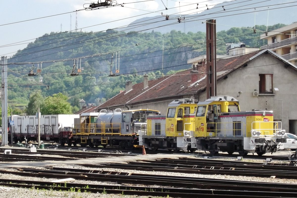 Y 9001 (ein umgebauter Y 8000) steht mit ein Gleisbauzug am 3 Juni 2014 in Chambery. 
