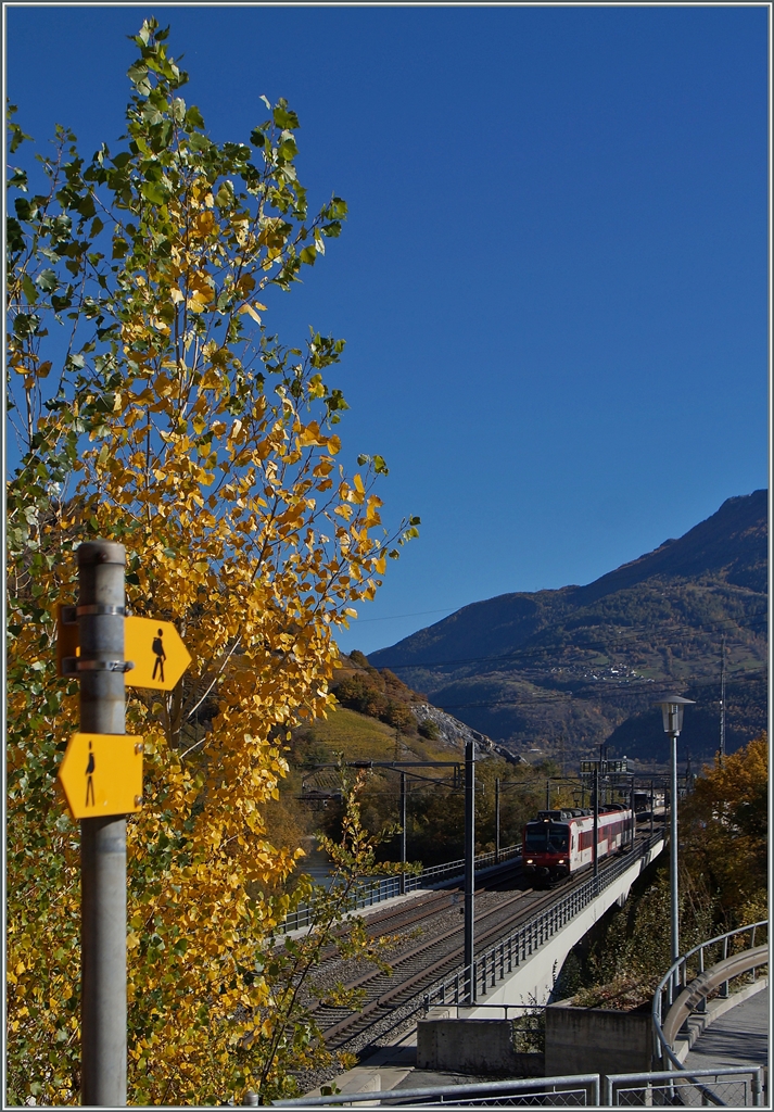 Zahlreiche Wanderwege erschliessen nicht nur fast jeden Winkel der Schweiz, sondern auch viele schöne Fotostellen für Bahnbilder: Ein Walliser Domino verlässt Leuk und wird in Kürze in den Dala-Tunnel einfahren 26. Okt. 2015