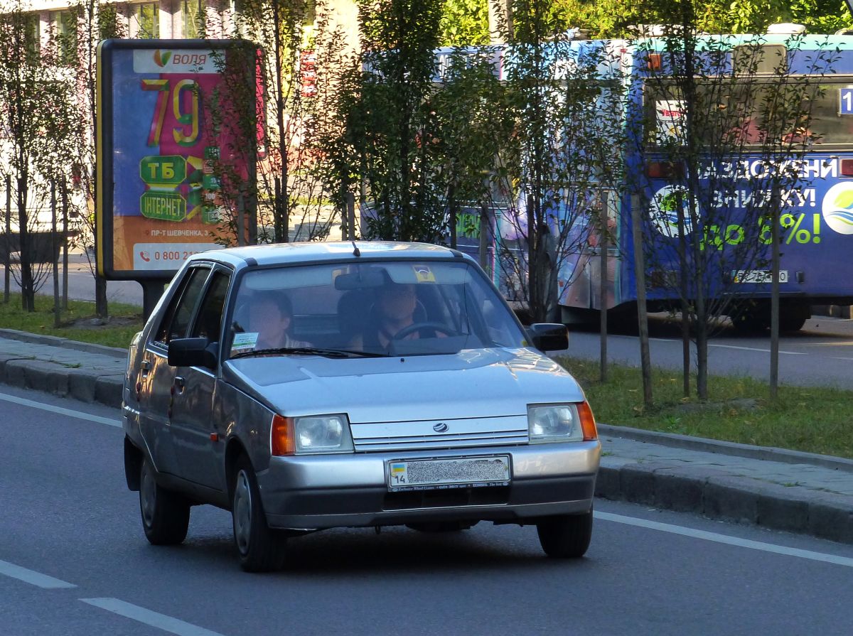 ZAZ 1103 Slavuta PKW. Prospekt Viacheslava Chornovola, Lviv, Ukraine 08-09-2016.             ZAZ 1103 Slavuta personeneauto. Prospekt Viacheslava Chornovola, Lviv, Oekrane 08-09-2016.