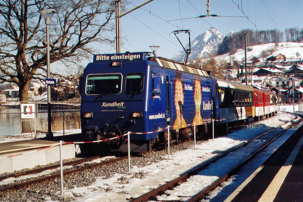 ZB: HGe 101 mit IR Luzern - Interlaken Ost bei Sachslen am 5. Februar 2005.
Foto: Walter Ruetsch