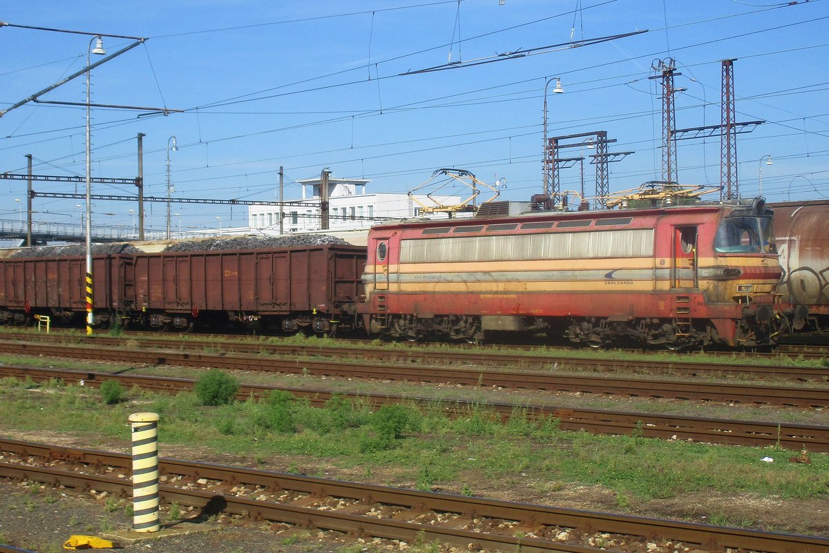 ZSCS 240 079 schleppt ein Kohlezug aus Sturovo aus am 12 September 2018.
