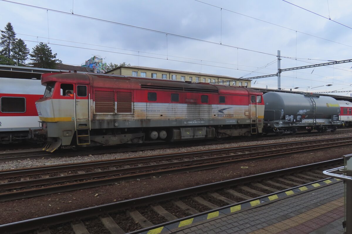 ZSCS 751 055 steht am 17 September 2024 mit ein Kesselwagen in Bratislava hl.st.