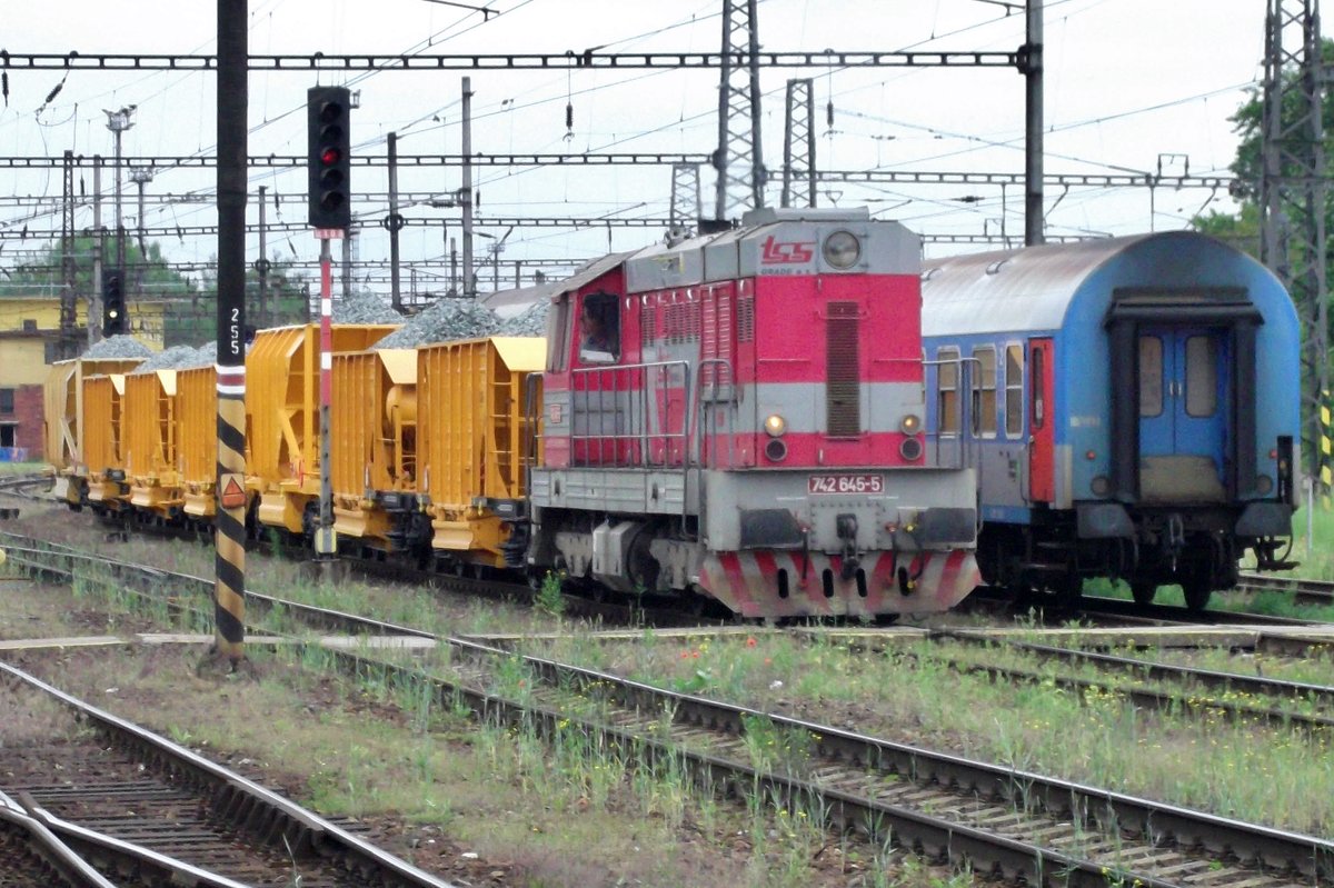 ZSS 742 645 rangiert mit ein Gleisbauzug in Kolin am 24 Mai 2015.