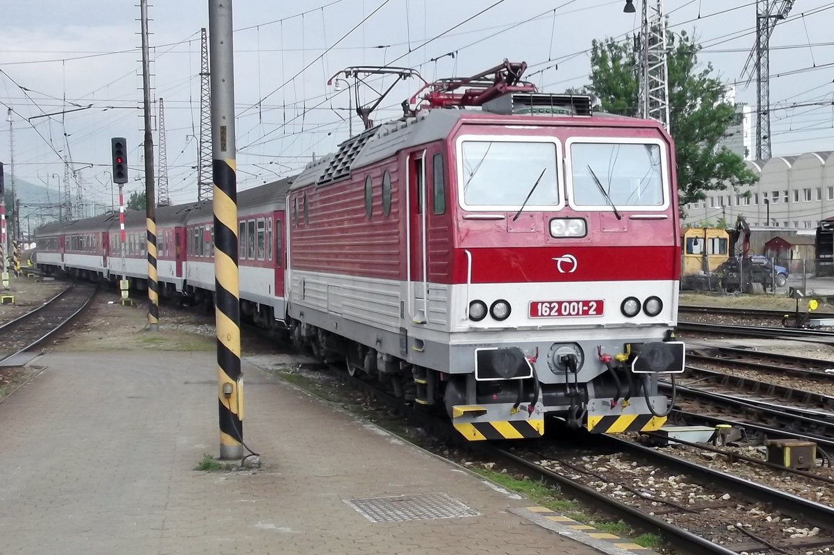 ZSSK 162 001 treft am 31 Mai 2015 in Zilina ein. 