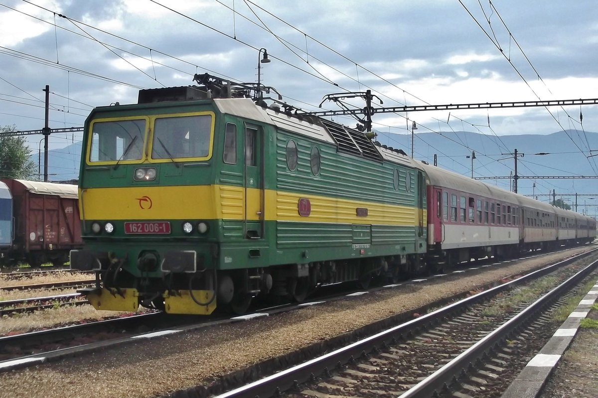 ZSSK 162 006 steht am 30 Mai 2015 in Vrutky nakladi Stanica.