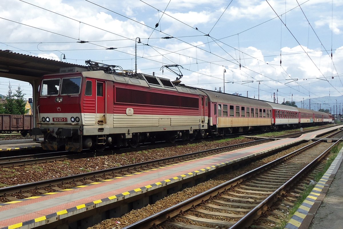 ZSSK 163 123 treft am 30 Mai 2015 in Vrutky ein. 