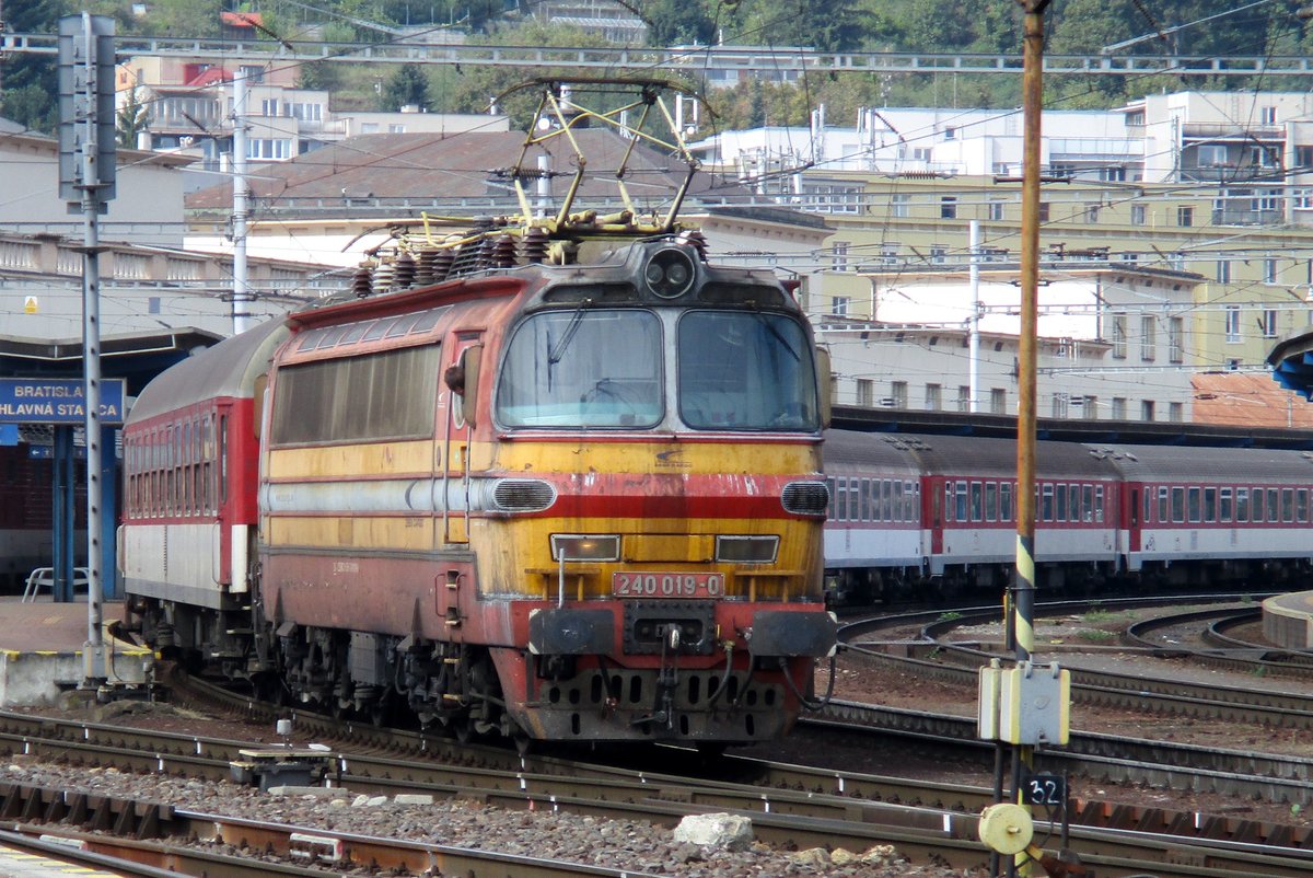 ZSSK 240 019 steht am 19 September 2017 mit ein RE in BRatislava hl.st.