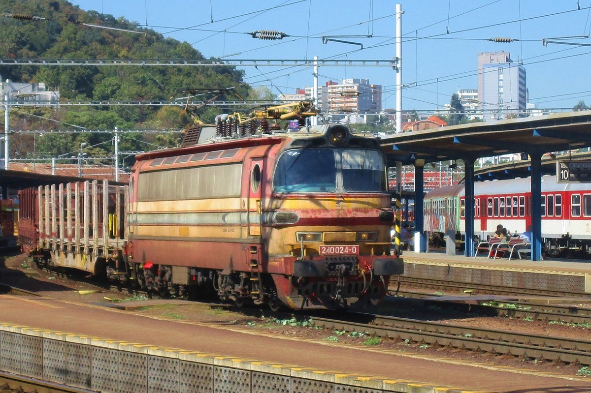 ZSSK 240 024 left sich am 20 September 2018 in Bratislava hl.st. in die Kurve.