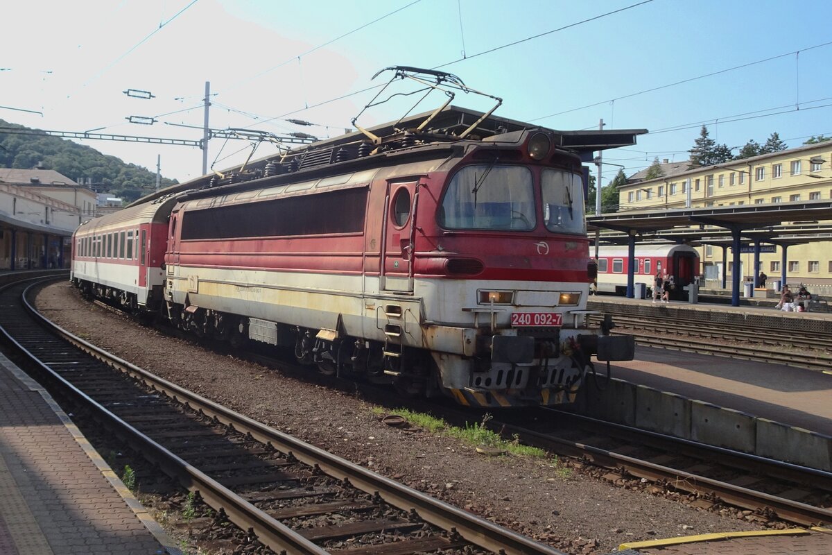 ZSSK 240 092 steht mit ein Osobni nach Galanta am 25 Juni 2022 abfahrtbereit in Bratislava hl.st.