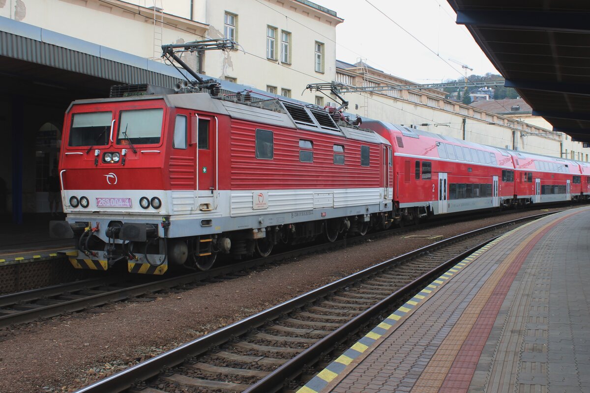 ZSSK 263 004 tragt noch das Blonski Farbenschema; die DoSto-Wagen sind schon in das neueste Farbenpatron und als S-Bahn nach Galanta steht der Zug am 17 September 2024 in Bratislava hl.st.