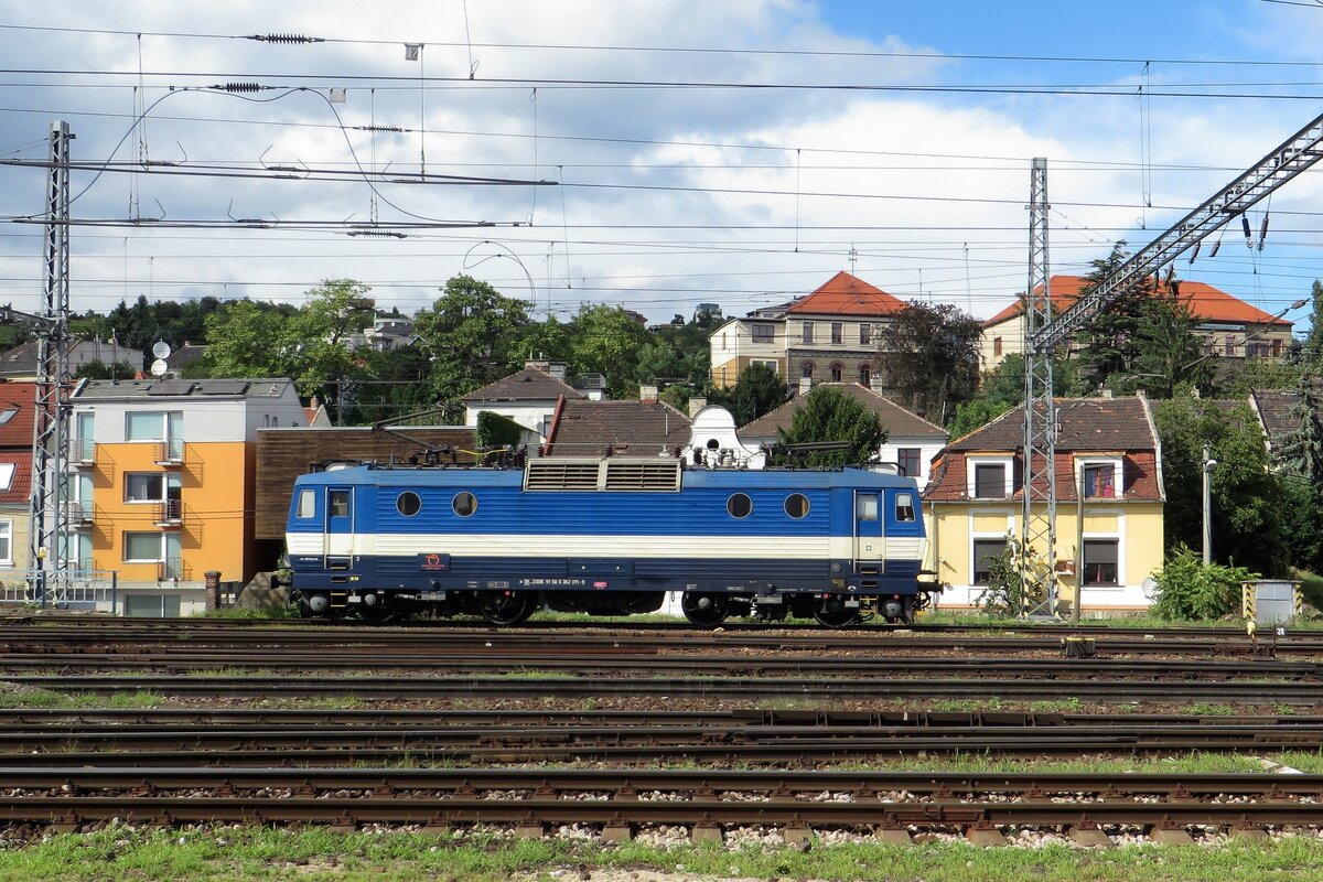 ZSSK 362 011 ist neulackiert in ein alterer Farbenschema und lauft am 27 Augustus 2021 in Bratislava hl.st. um.