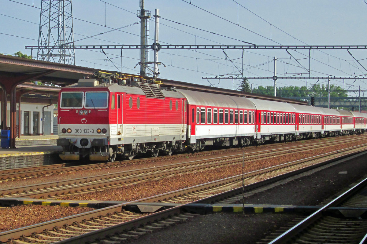 ZSSK 363 133 treft am 29 Mai 2015 in Leopoldov ein.