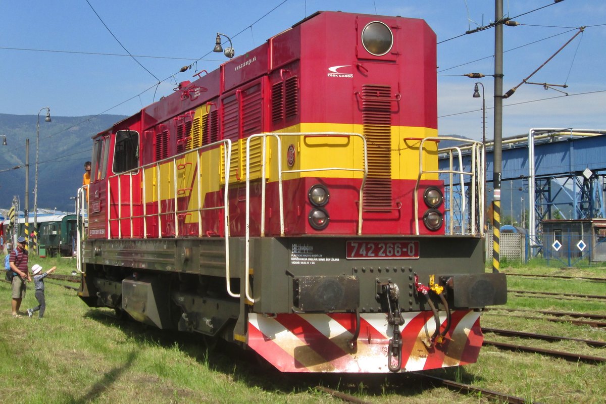 ZSSK 742 266 steht am 30 Mai 2015 in Vrutky Nakladi Stanica.