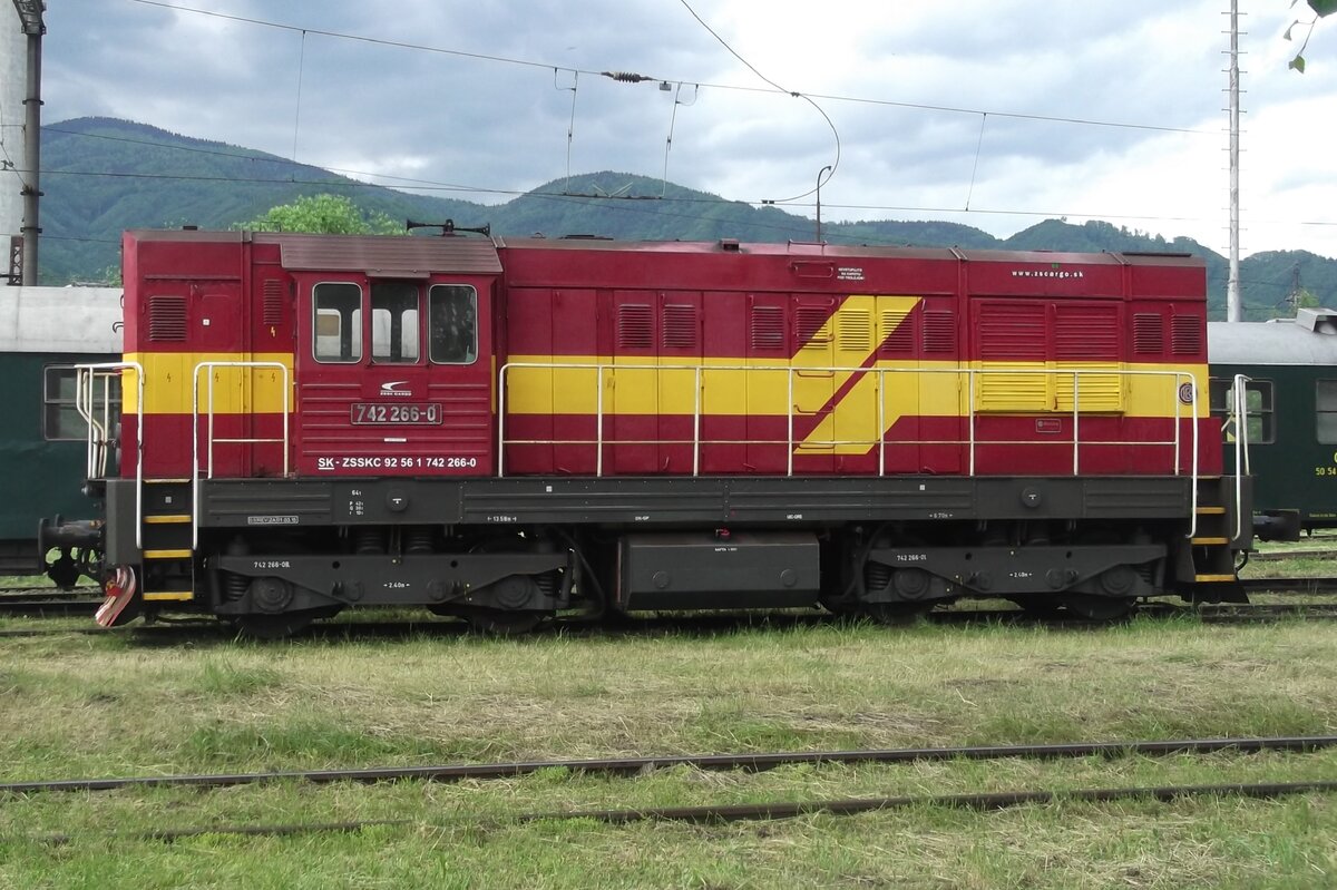 ZSSK 742 266 steht am 30 Mai 2015 in Vrutky Nakladi Stanica.