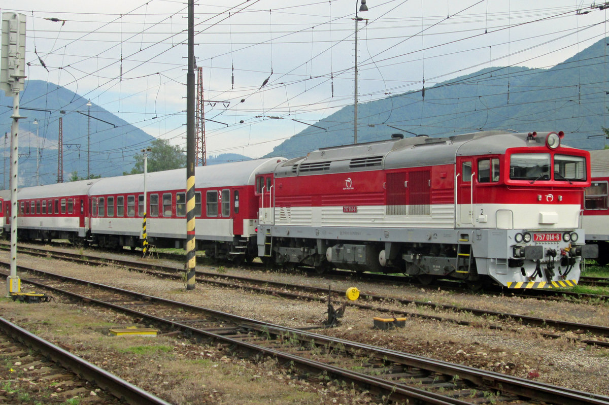 ZSSK 757 014 steht mit ein Rychlyk-Garnitur am 30 Mai 2015 in Vrutky abgestellt.