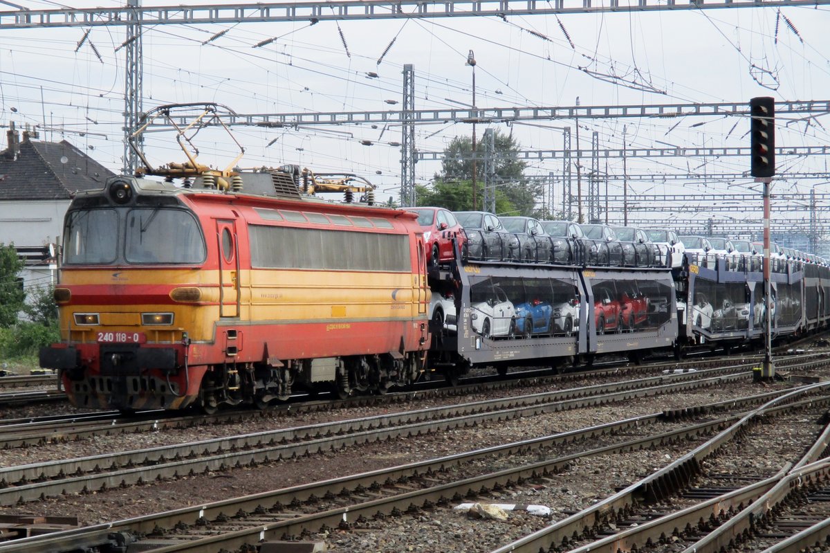 ZSSK Cargo 240 118 schleppt ein PKW-Zug durch Bratislava hl.st. am 22 September 2017.