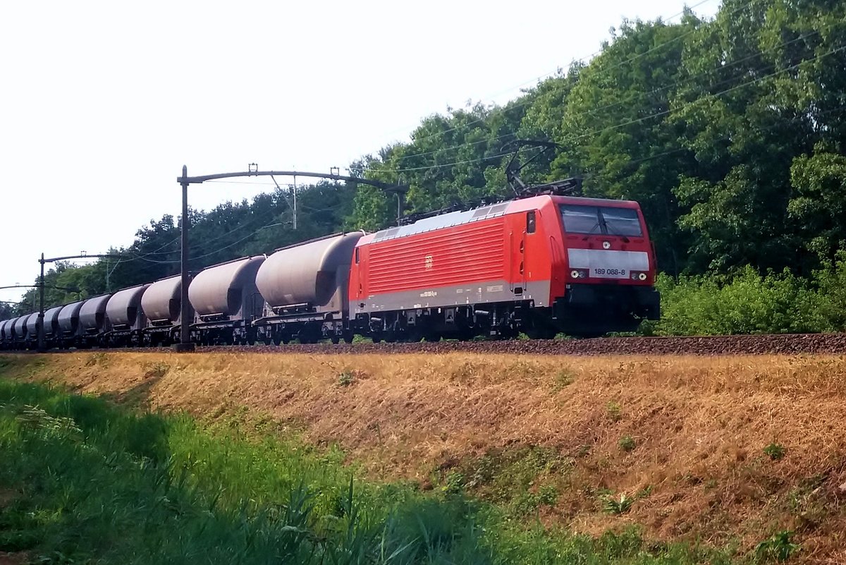 Zuckerzug mit 189 088 an der Spitze durchfahrt am 27 Juli 2018 Tilburg Oude Warande. 