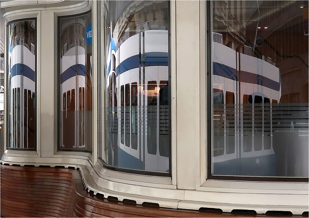 Züricher Schwung und Züricher Farben -

Tramstation Paradeplatz

12.03.2019