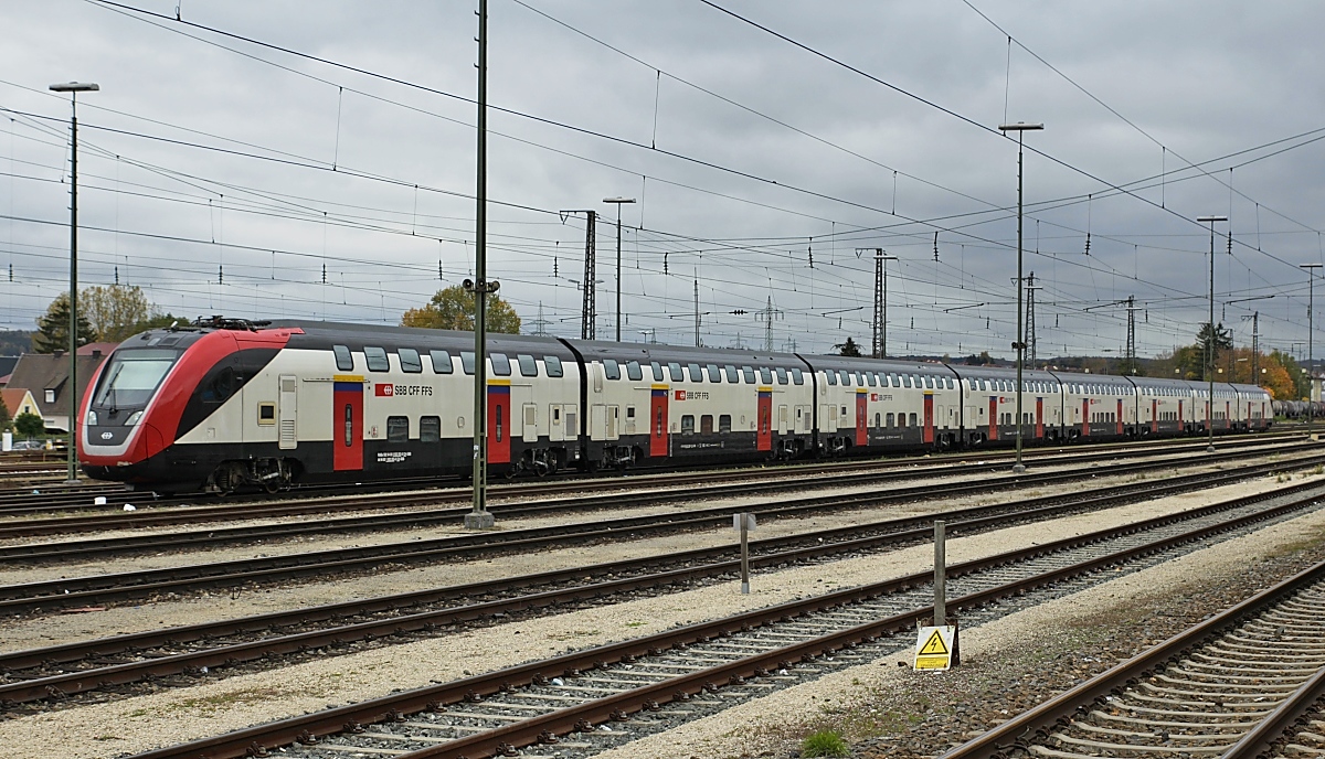 Zufallsbegegnung am 25.10.2018: Der im Bahnhof Donauwörth abgestellte RABe 502 203-8
