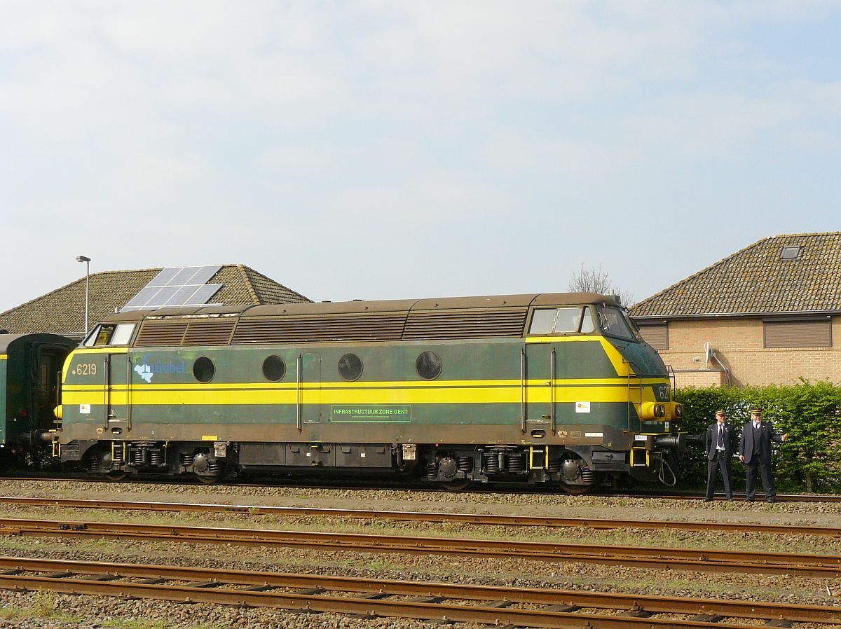 Zugpersonal mit NMBS Diesellok 6219 und M2-Wagen. Sonderfahrt Museumsverein PFT/TSP. Zelzate, Belgien 05-04-2014. 


Treinpersoneel met NMBS diesellocomotief 6219 met M2 rijtuigen tijdens de rondrit van de TSP  Hulde aan de reeks 62 . Zelzate, Belgi� 05-04-2014.