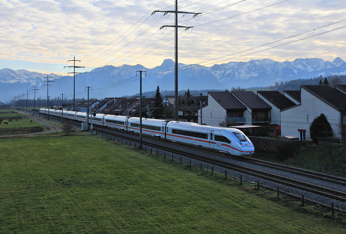 Zugsvielfalt bei Sonnenuntergang an der Bahnstrecke Bern-Thun: ICE 9013 der Deutschen Bahn. Der Zug kommt von Interlaken Ost zurück mit Ziel Basel; nach Interlaken ist er zuvor von Berlin Ostbahnhof her gelangt. Wichtrach, 23.November 2020  