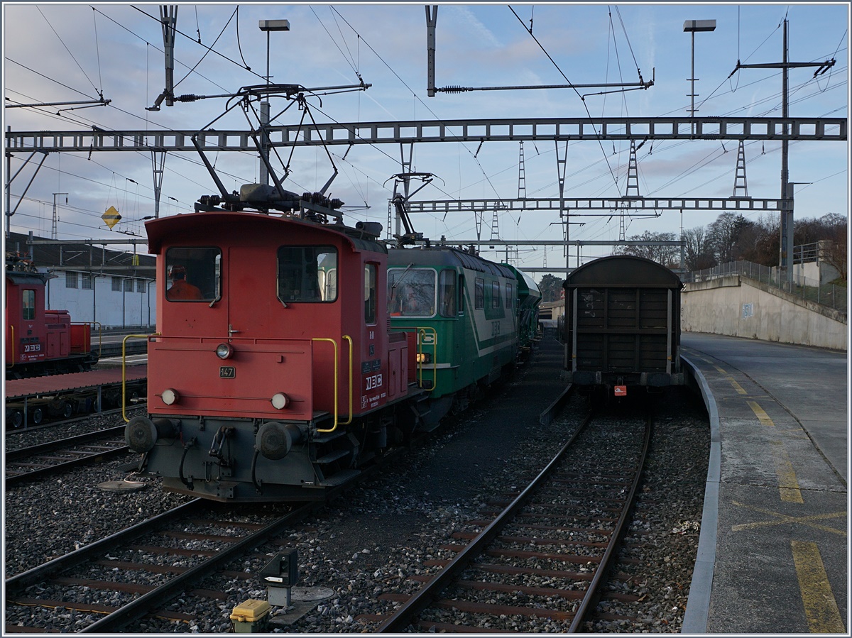 Zuhinderst auf dem Auszeihgleis war der Te III 174 stationiert, welcher nun den leeren Güterzug mit der Re 4/4 II zu den Rollbockgrubne schiebt.
22. Feb. 2017