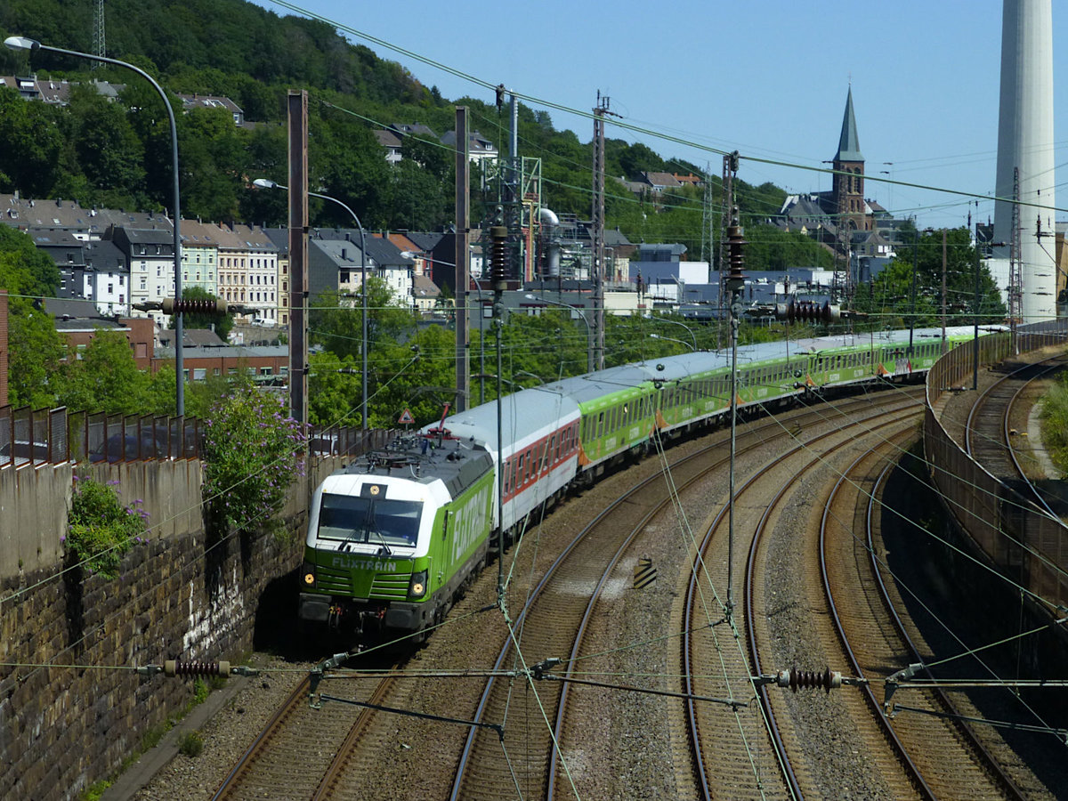 Zum erhöhten Fernverkehr in Wuppertal im Sommer 2019 gehörte auch der Flixtrain, der zwischen Köln und Berlin statt in Düsseldorf, Duisburg und Essen nun in Wuppertal Hbf hielt. Am 23.7.19 war ein solcher Zug aus Berlin mit seinen neun bunten Wagen bei W-Zoo unterwegs.