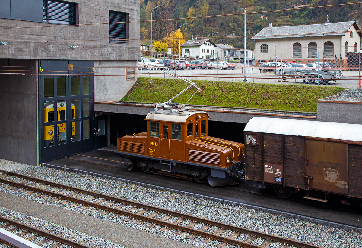 
Zum Mega Bernina Festival (50 Jahre Blonay Chamby) konnte man sie im Herbst 2018, im ursprünglichen rotbraun,  bei der Museumsbahn Blonay Chamby sehen, nun ist sie wieder bei der Berninabahn in Poschiavo.
Das RhB  Eselchen  161 bzw. der Rangiertraktor RhB Ge 2/2 161, ex BB Ge 2/2 61 steht am 02.11.2019 in Poschiavo.

Von der kleinen Elektrolokomotive Ge 2/2 wurden nur zwei Loks von diesem Typ für Berninabahn (BB), heute der Rhätischen Bahn (RhB), gebaut, ursprünglich die BB 6 und BB 62, seit 1961 mit den Nummern RhB 161 und 162. Für das Mega Bernina Festival der Museumsbahn Blonay Chamby wurde im Juli 2018 die 161 wieder in die ursprüngliche Farbgebung der Berninabahn in „braun“ um lackiert und erhielt einen Scherenstromabnehmer. Leider hat sie nun wieder einen Einholmstromabnehmer.
