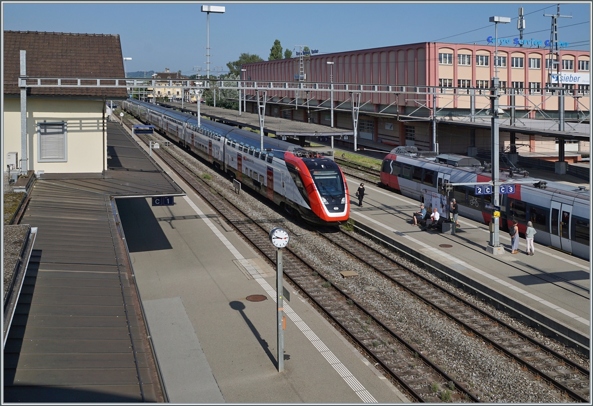 Zumindest für die Bahnsteigfotografie ist die neue Fussgängerbrücke in St. Margrethen kaum ein Gewinn...
 - ABER man kann nun von der Brücke aus den ganze Bahnhof überblicken!

Der SBB RABe 502 210 (94 85 0 502 210-3 CH-SBB) der nach Chur erreicht St. Margrethen.

14. August 2021