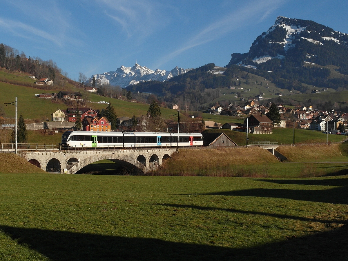 Zur Enttäuschung des Fotografen nicht wie in den Jahren zuvor ein rot-silberner FLIRT der SOB sondern 'nur' ein weißer GTW der thurbo. S8 23852 von Schaffhausen kommend kurz vor dem Ziel- und Endbahnhof Nesslau-Neu St. Johann (12.01.2014).