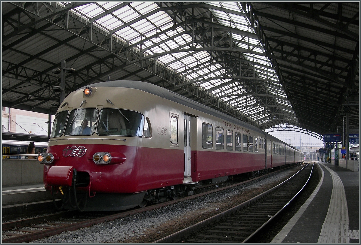 Zur Feier 100 Jahre Vallorbe - Frasne reiste der RAe TEE II 1051 an und wartet nach dem Fahrtrichtungswechsel in Lausanne nun auf die Weiterfahrt nach Vallorbe.
16. Mai 2015