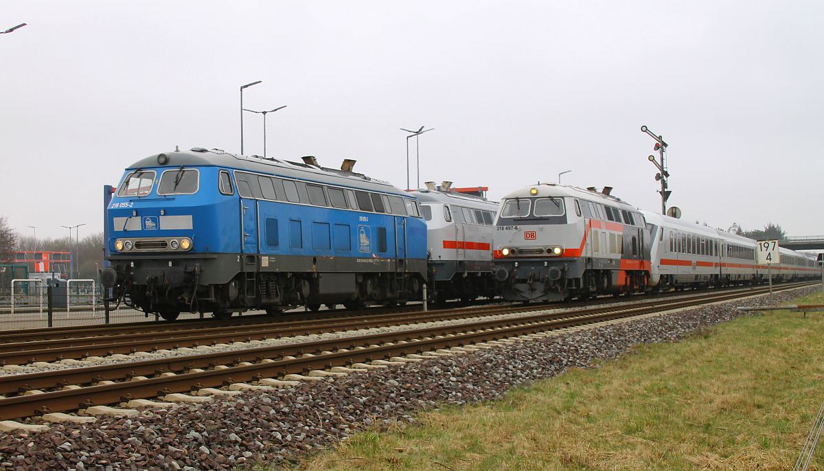 Zur gleichen Zeit kommt der IC 2074 mit 218 497 und fährt die Rangierabteilung aus PRESS 218 458 + DB 218 341 zu, Niebüll AZ 28.02.2024