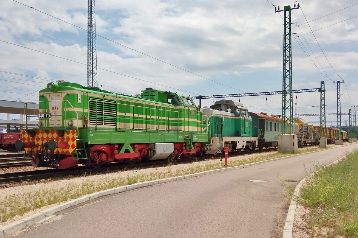 Zurckgefarbt in Originalschema steht M40-114 mit ein Gleisbauzug am 12 Mai 2018 in Kelenfld. 