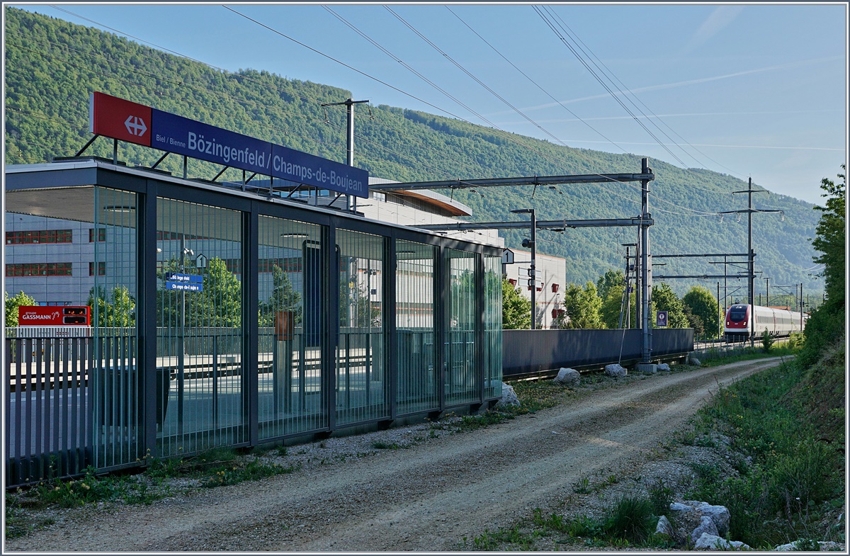 Zwar noch meilenweit von  Llanfairpwll­gwyngyllgogery­chwyrndrobwll­llantysilio­gogogoch  entfernt, dürfte die Haltestelle  Biel/Bienne Bözingenfeld/Champs-de-Boujean  mit 41 Buchstaben bzw. Zeichen sich wohl rühmen, den längsten Stationsnamen in der Schweiz aufzuweisen.
16. Mai 2017