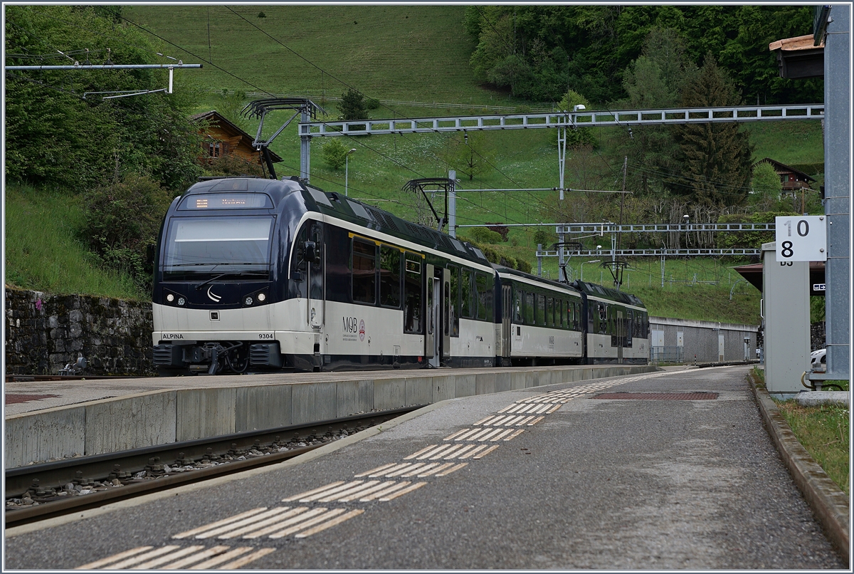 Zwei Alpina ABe 4/4 - Be 4/4 Serie 9000 sind mit einem Zwischenwagen beim Halt in Les Avanst. Der Regionalzug ist von Zweisimmen nach Montreux unterwegs.

2. Mai 2020