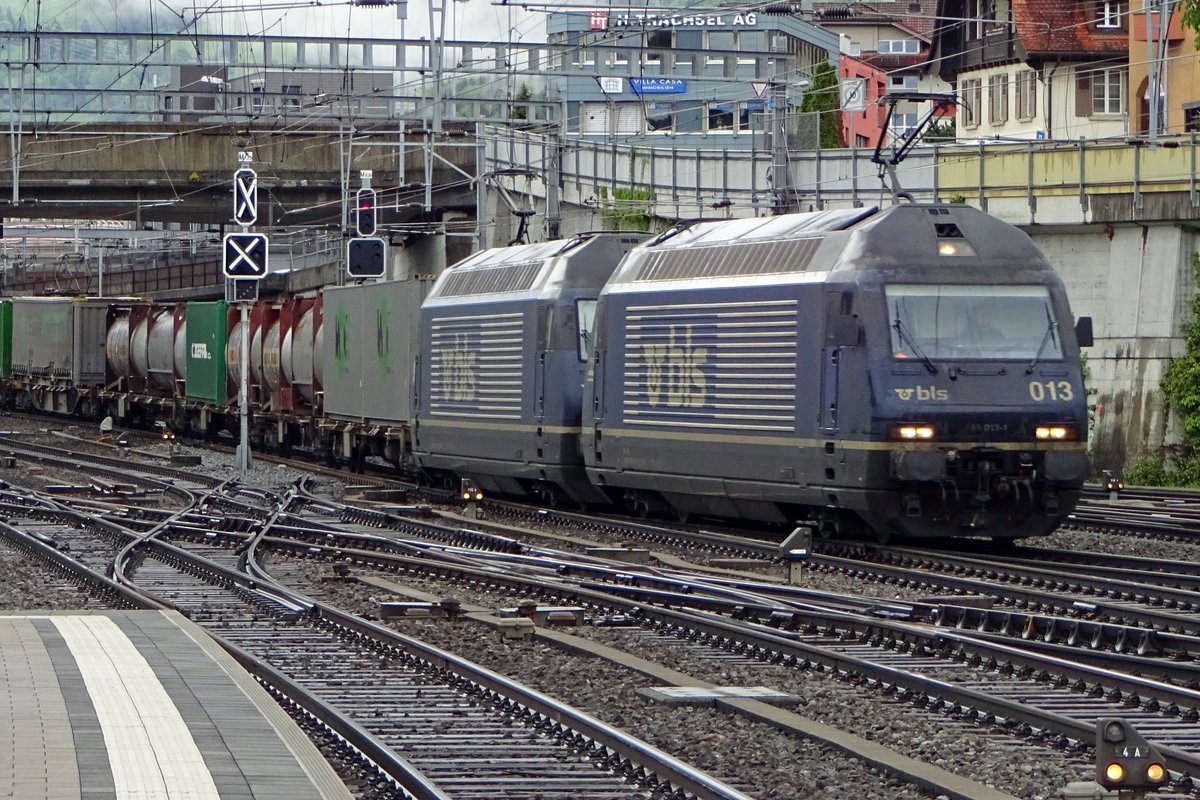 Zwei BLS 465er, davon 465 013 am Spitz, treffen mit ein KLV aus Melzo am 29 Mai 2019 in Spiez ein.