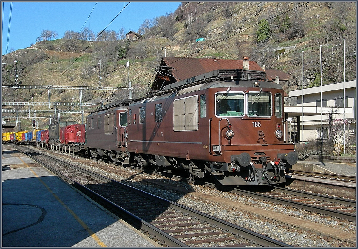 Zwei BLS Re 4/4 fahren mit einem Güterzug in Ausserberg Richtung Brig.
16. März 2007