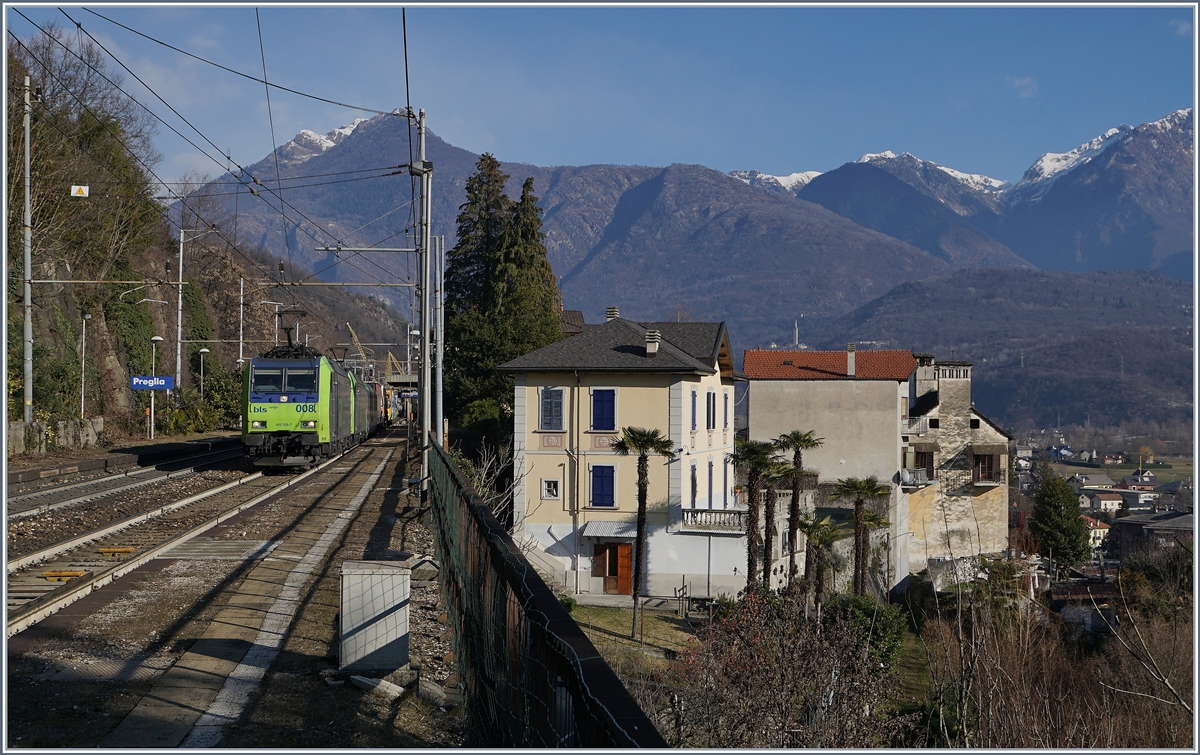 Zwei BLS Re 485 mit einer RoLa von Freiburg i.B. nach Novara bei der langsamen Durchfahrt (Spurwechsel) in Preglia.
7. Jan. 2016