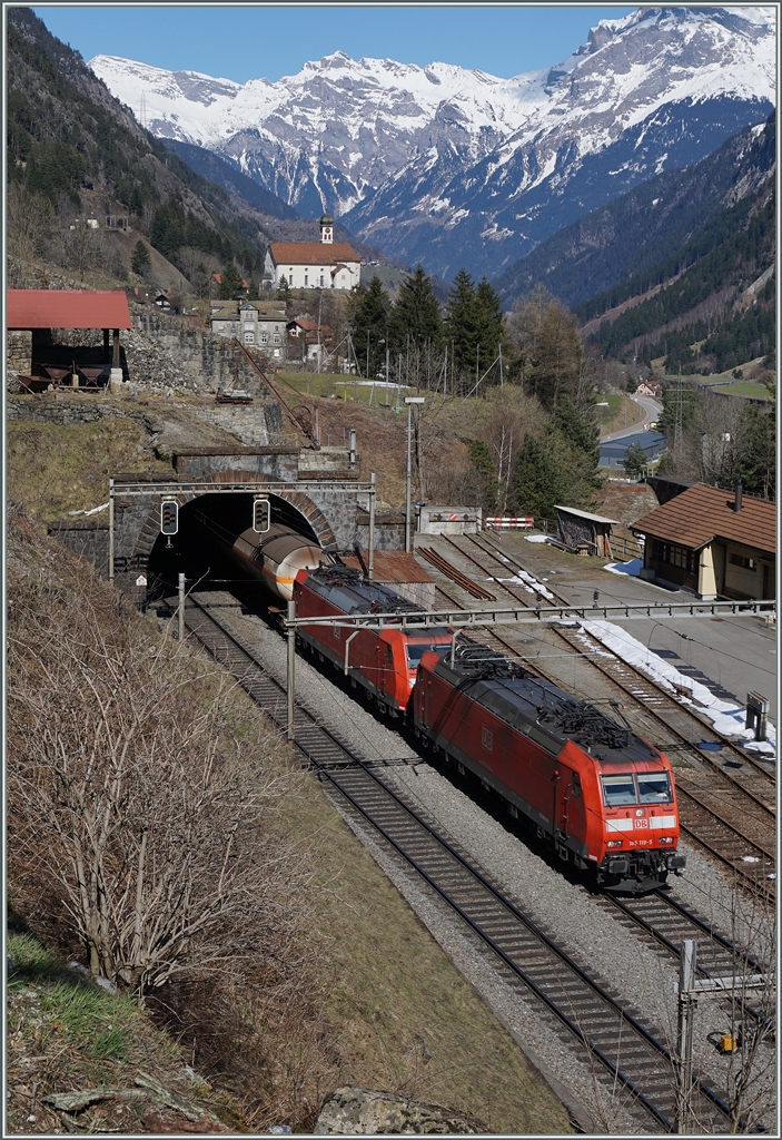 Zwei DB 185 auf der Fahrt Richtung Norden erreichen den Bahnhof Wassen. 
17. März 2016