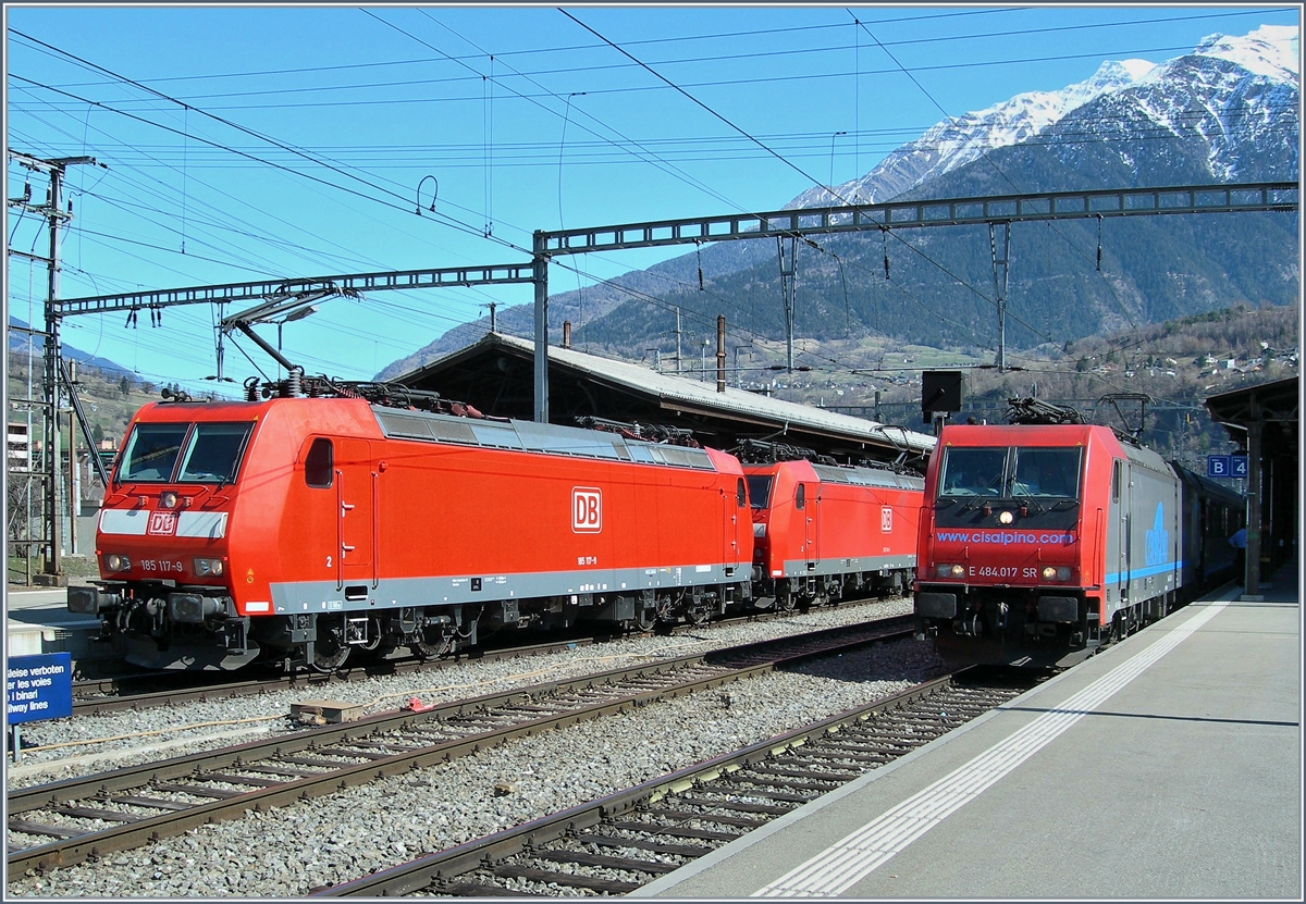 Zwei DB E 185 begegnen in Brig der SBB Re 484.017, die im Cisalpino Verkehr eingesetzt wird.
16. März 2007