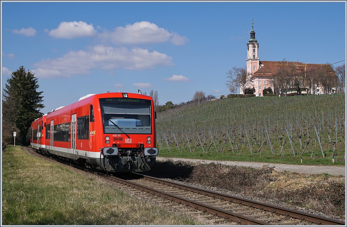 Zwei DB VT 650 als RB auf dem Weg nach Radolfszell bei der barocken Wallfahrtskirche Birnau. 

20. März 2019