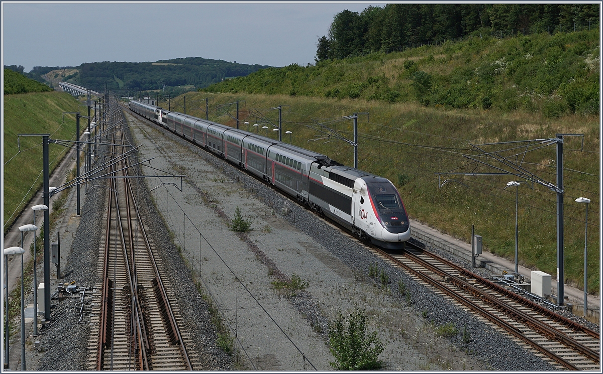 Zwei Euroduplex sind TGV 9898 von Marseille nach Frankfurt unterwegs und erreichen Belfort Montbéliard TGV.

6. Juli 2019