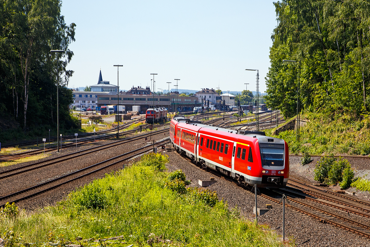 
Zwei gekoppelte Dieseltriebwagen mit Neigetechnik der Baureihe 612  RegioSwinger  der DB Regio fahren am 01.07.2015 von Marktredwitz, als RE 3085 (Nürnberg Hbf - Hof Hbf), weiter in Richtung Hof. Vorne ist es 612 165.

Der RE fährt hier nun auf der KBS 855 (Regensburg–Hof), die linke Strecke ist die KBS 860 (Nürnberg–Cheb)
