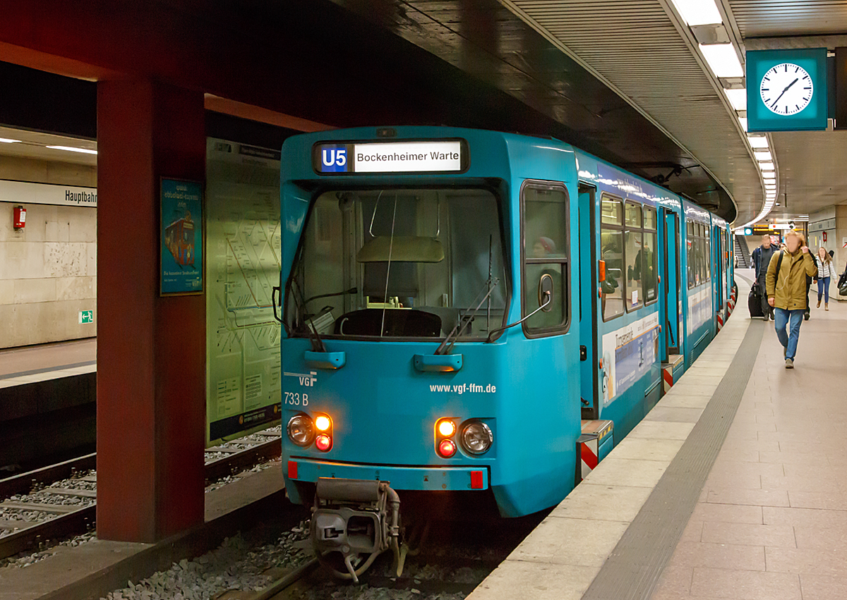 
Zwei gekoppelte Ptb –Triebwagen der VGF (hier am Schluss VGF 733) fahren am 28.02.2015 als U 5 von der Station Frankfurt Hauptbahnhof weiter in Richtung Bockenheimer Warte.

Diese Wagen sind umgebaute Hochflur-Stadtbahnfahrzeugen der Baureihe P zu der heutigen Baureihe Ptb (t für tunnelgängig, b für breit). Deutlich sind die mit rot-weißen Warnmarkierungen versehenen Verbreiterungen an den Türen zu erkennen, die an Hochbahnsteigen den Spalt zum Bahnsteig überbrücken sollen.

Der Typ P wurde ab 1972 durch das Unternehmen Düwag für den Einsatz bei der Straßenbahn Frankfurt am Main entwickelt. Er ist einer der Nachfolger der ab 1956 gebauten klassischen Duewag-Gelenkwagen. Die P-Wagen wurden zwischen 1972 und 1978 gebaut. In drei Bauserien wurden 100 Triebwagen gefertigt, die erste Bauserie wurde bereits ausgemustert. Die erste Lieferung im Jahr 1972 umfasste die Wagen 651–680. Sie hatten Klapptrittstufen und wurden ab 1974 hauptsächlich auf der neu eröffneten B-Strecke der Frankfurter U-Bahn eingesetzt. Die zweite Lieferung, die die Wagen 681–716 umfasste, verfügte gegenüber der ersten Lieferung über feste Trittstufen und konnten nur im Straßenbahnnetz eingesetzt werden. Um die beiden Serien unterscheiden zu können entschied man sich, die Wagen 651–680 von P-Wagen zu Pt-Wagen (t für tunnelgängig) umzubenennen. In den Jahren 1977 bzw. 1978 wurde die dritte Bauserie ausgeliefert, die die Wagen 717–750 umfasste. Diese wurden noch in denselben Jahren in Betrieb genommen.

Alle Serien haben eine Breite von 2,35 Metern. Ihre Motorleistung beträgt  2 × 150 PS. Bei einer Länge von 28,72 Metern bieten die Wagen 62 Sitzplätze und 180 Stehplätze. Die P-Wagen haben am Wagenanfang und Wagenende eine Türbreite von 62,5 Zentimetern. Die Türen in den Wagenmitten haben eine Breite von zweimal 59 Zentimetern.
An beiden Wagenenden sind Scharfenbergkupplungen vorhanden, mit denen Mehrfachtraktionen von bis zu drei Fahrzeugen möglich sind.

Als im Jahr 1986 die C-Strecke eröffnet wurde, wurden die Triebwagen 724–750 in die Baureihe Pt umgebaut. Da 1992 die Erweiterung der U-Bahnlinie U7 nach Enkheim in Betrieb genommen wurde, wurden die verbliebenen P-Wagen 681–723 mit Klapptrittstufen ausgestattet. Seitdem gibt es die Baureihe P nicht mehr. Um auf der B- und C-Strecke im Mischbetrieb mit den 30 Zentimeter breiteren Fahrzeugen der U2-Triebwagen und U3-Triebwagen fahren zu können, wurden die Pt-Wagen 692–750 im Bereich der Türen verbreitert und somit zu Ptb-Wagen (b für breit). Die anderen verbliebenen Pt-Wagen 651–691 wurden seitdem nur noch auf der Straßenbahn eingesetzt. 

Technische Daten:
Hersteller:  DUEWAG
Spurweite: 1.435 mm (Normalspur)
Achsformel:  B' 2' 2' B'
Länge über Kupplung:  28.720 mm
Länge:  27.436 mm
Höhe:  3.596 mm
Breite:  Pt: 2.350 mm / Ptb: 2.580 mm
Drehzapfenabstand:  6.500 mm / 7.100 mm
Leergewicht:  34,5 t
Installierte Leistung:  2×120 kW = 240 kW
Laufraddurchmesser:  720 mm
Stromsystem:  600 V Gleichstrom,  über Oberleitung
Anzahl der Fahrmotoren:  2
Kupplungstyp:  Scharfenberg
Sitzplätze:  62
Stehplätze:  180 
Fußbodenhöhe:  97 cm
