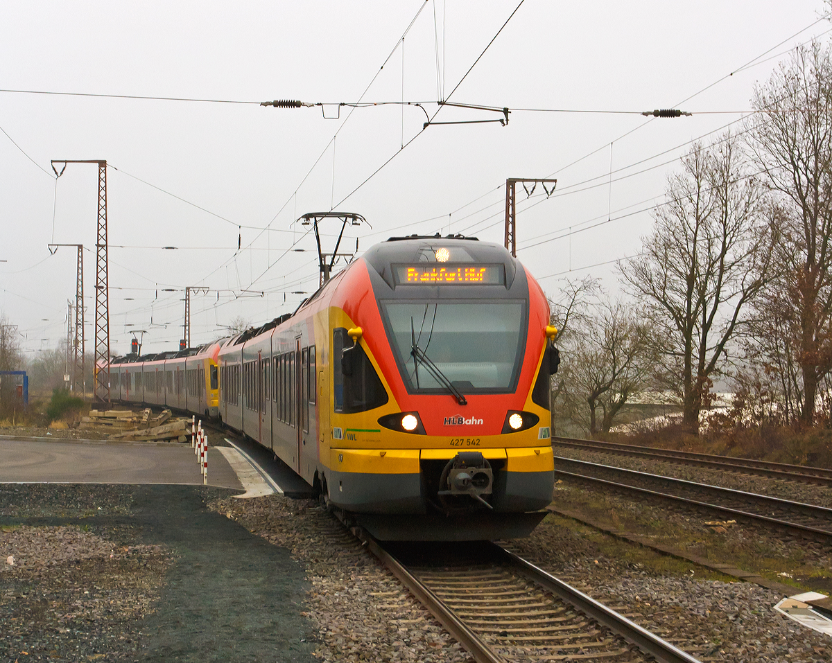 
Zwei gekoppelte Stadler Flirt HLB Bahn (Hessischen Landesbahn), der 3-teilige 427 542 / 427 042 und der 5-teilige 429 041 / 429 541, fahren am 30.11.2014, als RE 99 / RE 40 Siegen - Gieen - Frankfurt Hbf (Umlauf HLB24963), durch den Bahnhof Rudersdorf (Kr. Siegen) in Richtung Frankfurt am Main.

Die Linie verkehrt hier in NRW als RE 99 und im Gebiet des Rhein-Main-Verkehrsverbundes in Hessen als RE 40. Hinweis: Aufgenommen vom Bahnsteig.