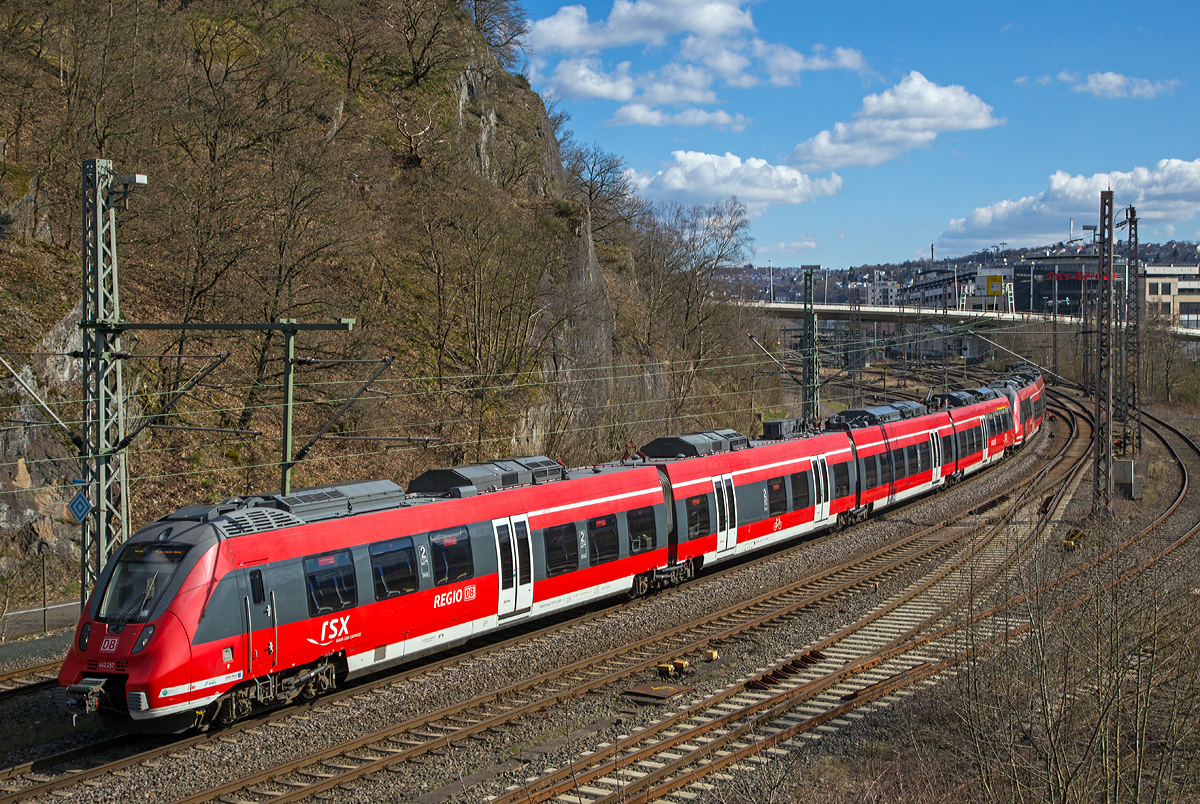 
Zwei gekuppelte 4-teilige Bombardier Talent 2 (BR 442) der DB Regio NRW sind am 05.04.2015 als RE 9 (rsx - Rhein-Sieg-Express) Siegen - Köln - Aachen vom Hauptbahnhof Siegen in Richtung Köln gerade los gefahren.